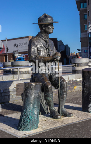 Poole Quay, scultura di Robert Baden-Powell, Dorset, Inghilterra, Regno Unito. Europa Foto Stock