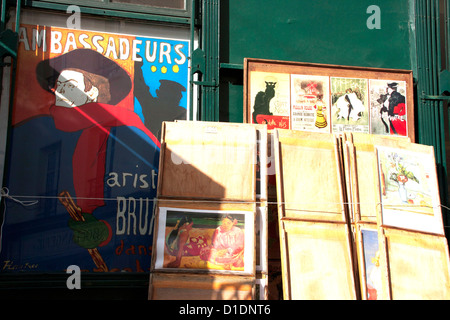 Cartoline e poster di arte impressionista in vendita in Montmartre Parigi Francia Europa Foto Stock