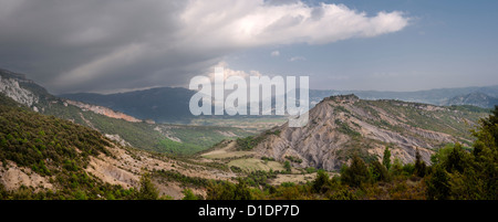 Vista verso est dal percorso tra San Vitorian Monastero e Espelunga Hermitage, pena Montanesa, Pirenei spagnoli, Huesca, Spagna Foto Stock