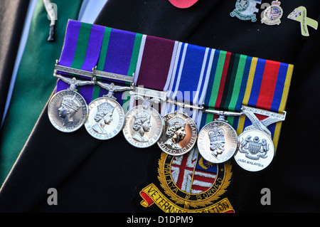 Veterano di Malaya e Borneo indossando sei medaglie Foto Stock