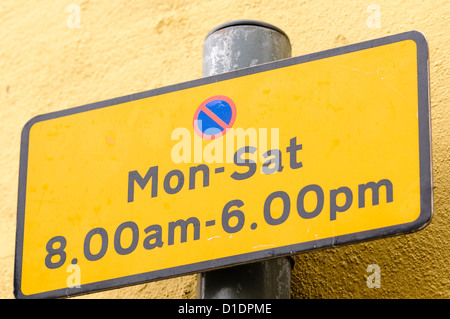 Parcheggio limitato, segno che mostra il parcheggio non è consentito dal lunedì al sabato tra le 8 del mattino e le 6 di sera Foto Stock