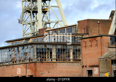 L'avvolgimento in acciaio torri, ruote e mattoni casa di avvolgimento è tutto ciò che rimane del Clipstone colliery nel Nottinghamshire. Foto Stock