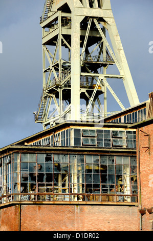 L'avvolgimento in acciaio torri, ruote e mattoni casa di avvolgimento è tutto ciò che rimane del Clipstone colliery nel Nottinghamshire. Foto Stock