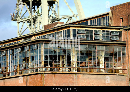 L'avvolgimento in acciaio torri, ruote e mattoni casa di avvolgimento è tutto ciò che rimane del Clipstone colliery nel Nottinghamshire. Foto Stock