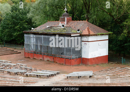 Il bandstand abbandonati in Kelvingrove Park prima del rinnovamento nel West End di Glasgow, Scotland, Regno Unito Foto Stock