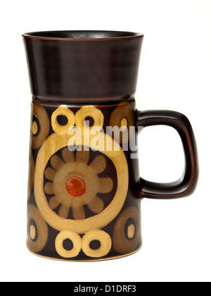 Vintage anni sessanta Denby 'Arabesque' caffè/tè tazza circolare con disegno geometrico. Foto Stock