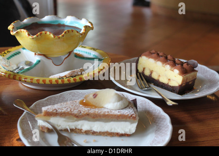 Pasticceria Italiana e cioccolata calda Foto Stock