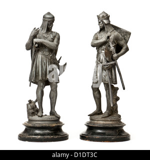 Coppia del tardo XIX secolo spelter cavaliere medievale sculture dal famoso scultore francese Jean-Jules Salmson (1823-1902) Foto Stock