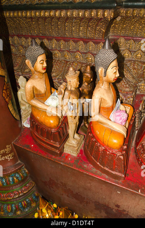 Statue di Buddha nel tempio di Wat Phnom in Phnom Penh Cambogia Foto Stock