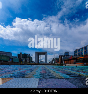 La Defense, Parigi, Francia. Una pietra colorata piscina con il Grande Arco in background. Foto Stock