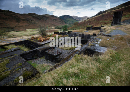 Il tetro stark calcestruzzo rovine abbandonate di Bwlch Glas miniera di piombo, vicino a west calder, Galles Ceredigion REGNO UNITO. Foto Stock