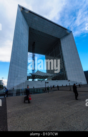 La Defense, Parigi, Francia. Un imprenditore cammina davanti al grande arco. Foto Stock