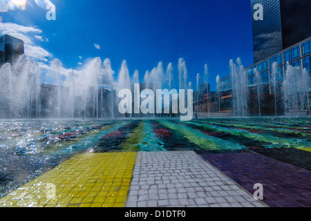 La Defense, Parigi, Francia. Una pietra colorata piscina con il Grande Arco in background. Foto Stock
