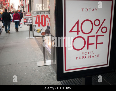 I negozi di abbigliamento in Herald Square a New York pubblicizzare vendite di Natale Foto Stock