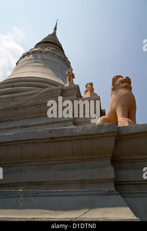 Stupa del tempio Buddista Wat Phom in Phnom Penh Cambogia Foto Stock