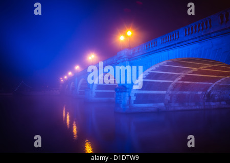 Kingston Bridge e Riverside su un molto notte di nebbia Foto Stock