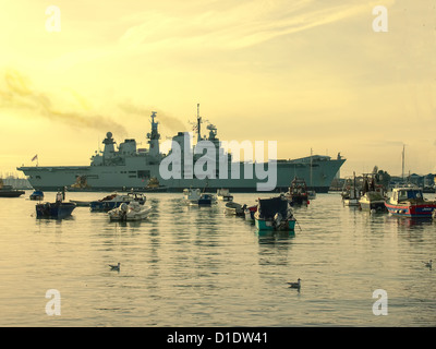 La portaerei HMS illustre che transitano per il porto di Portsmouth Foto Stock