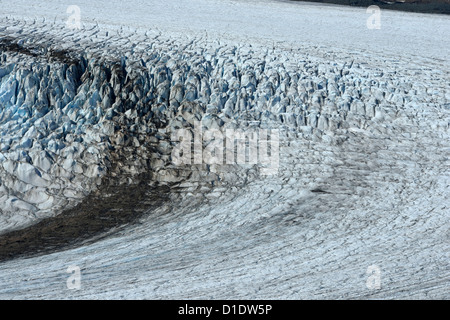 Creste di ghiaccio del ghiacciaio di salmone come curve intorno a formare il ramo occidentale del ghiacciaio. Foto Stock
