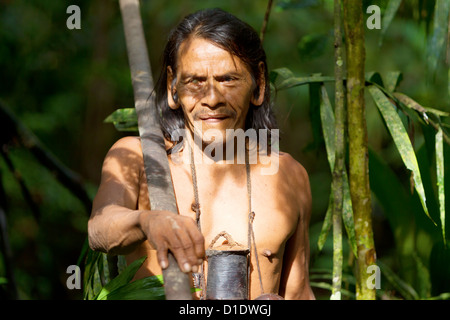 Tipico Huaorani Hunter ritratto Waorani riserva Yasuni National Park Ecuador sparare nella giungla di luci ambientali Foto Stock