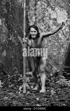 Tipico Huaorani Hunter ritratto Waorani riserva Yasuni National Park Ecuador sparare nella giungla di luci ambientali Foto Stock