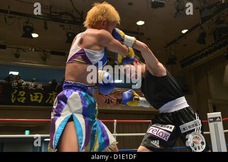 (L-R) Saemi Hanagata, Momo Koseki (JPN), dicembre 17, 2012 - Pugilato : Momo Koseki del Giappone in azione contro Saemi Hanagata del Giappone durante il settimo round della WBC femminile titolo atomweight bout al Korakuen Hall di Tokyo, Giappone. (Foto di Hiroaki Yamaguchi/AFLO) Foto Stock