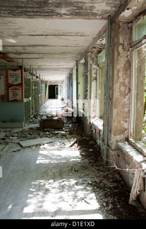 Disastro di Chernobyl risultati. Questo è il corridoio nella scuola abbandonata nella piccola città di pripjat Foto Stock