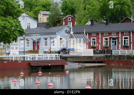 Case di legno accanto al porto, Nantaali, nei pressi di Turku, Finlandia Foto Stock