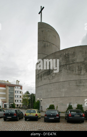 Ad Amburgo in Germania, le macchine vengono parcheggiate davanti alla chiesa di san Massimiliano Kolbe Foto Stock