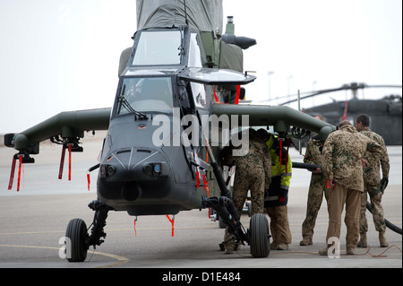 I soldati dell'esercito tedesco preparare un Eurocopter Tiger elicottero d'assalto per la distribuzione presso l'aerodromo di Mazar-i-Sharif, Afghanistan, 14 dicembre 2012. L'attacco di elicotteri sono progettate per essere utilizzate per la sicurezza e la sorveglianza di attività durante gli ultimi due anni della NATO contro la missione in Afghanistan. Foto: Maurizio Gambarini Foto Stock