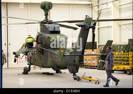 I soldati dell'esercito tedesco preparare un Eurocopter Tiger elicottero d'assalto per la distribuzione presso l'aerodromo di Mazar-i-Sharif, Afghanistan, 14 dicembre 2012. L'attacco di elicotteri sono progettate per essere utilizzate per la sicurezza e la sorveglianza di attività durante gli ultimi due anni della NATO contro la missione in Afghanistan. Foto: Maurizio Gambarini Foto Stock