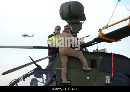 I soldati dell'esercito tedesco preparare un Eurocopter Tiger elicottero d'assalto per la distribuzione presso l'aerodromo di Mazar-i-Sharif, Afghanistan, 14 dicembre 2012. L'attacco di elicotteri sono progettate per essere utilizzate per la sicurezza e la sorveglianza di attività durante gli ultimi due anni della NATO contro la missione in Afghanistan. Foto: Maurizio Gambarini Foto Stock