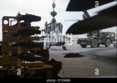 I soldati dell'esercito tedesco preparare un Eurocopter Tiger elicottero d'assalto per la distribuzione presso l'aerodromo di Mazar-i-Sharif, Afghanistan, 14 dicembre 2012. L'attacco di elicotteri sono progettate per essere utilizzate per la sicurezza e la sorveglianza di attività durante gli ultimi due anni della NATO contro la missione in Afghanistan. Foto: Maurizio Gambarini Foto Stock