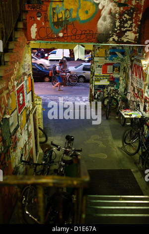 Berlino, Germania, scala al Kunsthaus Tacheles nel quartiere di Spandau Foto Stock