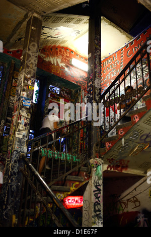 Berlino, Germania, scala al Kunsthaus Tacheles nel quartiere di Spandau Foto Stock