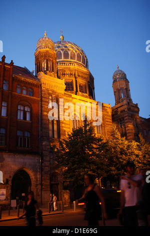 Berlino, Germania, la Nuova Sinagoga sulla Oranienburger Street di notte Foto Stock