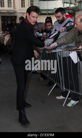 Medico che cast Matt Smith e il suo nuovo compagno Jenna-Louise Coleman visto lasciare la BBC radio uno studio. Foto Stock