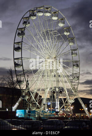 Chorley 100ft Natale ruota panoramica Ferris, sul ferro piatto di Parcheggio auto a Chorley Lancashire domenica 16 dicembre 2012 Foto Stock