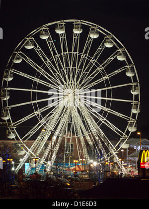 Chorley 100ft Natale ruota panoramica Ferris, sul ferro piatto di Parcheggio auto a Chorley Lancashire domenica 16 dicembre 2012 Foto Stock