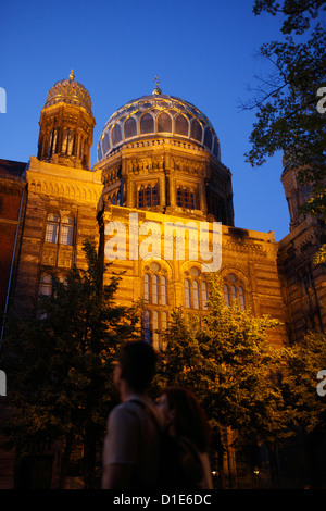 Berlino, Germania, la Nuova Sinagoga sulla Oranienburger Street di notte Foto Stock