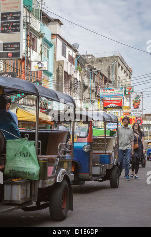 I turisti a piedi verso il basso Khaosan Road, Bagnlamphu, Bangkok, Thailandia, Sud-est asiatico, in Asia Foto Stock