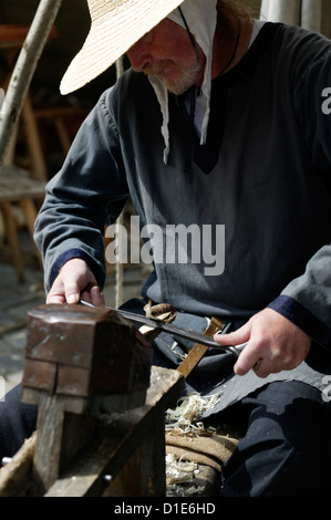 Altdorf, Germania, un partecipante in costume di autentiche sculture in legno Foto Stock