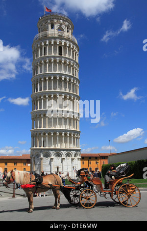 Cavallo e Carrozza dalla Torre Pendente, Sito Patrimonio Mondiale dell'UNESCO, Pisa, Toscana, Italia, Europa Foto Stock