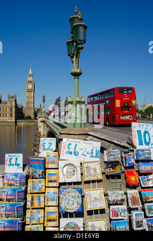 Stallo turistico vicino a Westminster Bridge, la Casa del Parlamento, il London, England, Regno Unito, Europa Foto Stock