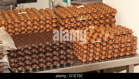 Cioccolatini in area di produzione di La Mare distilleria dove il burro nero tartufi sono realizzati, Jersey, Regno Unito Foto Stock