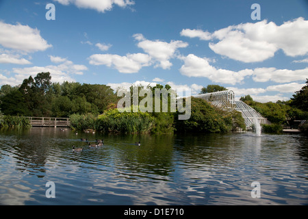 Anatre da Fontana e il Conservatorio sul Fiume Tamigi, Royal Botanic Gardens, Kew, vicino a Richmond, Surrey, England, Regno Unito Foto Stock