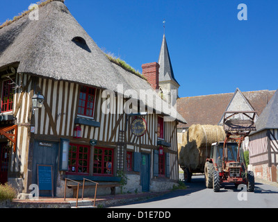 Auberge des Deux Tonneaux (due botti Inn), con il trattore, Pierrefitte En Auge, Calvados, Normandia, Francia Foto Stock