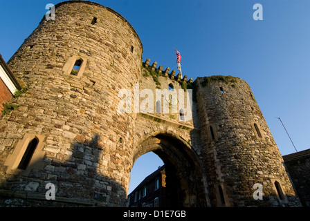 Landgate, parte del XIV secolo che circonda le mura, segala, East Sussex, England, Regno Unito, Europa Foto Stock