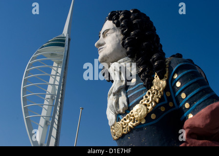 Nave polena con Spinnaker Tower dietro, Gunwharf, Portsmouth, Hampshire, Inghilterra, Regno Unito, Europa Foto Stock