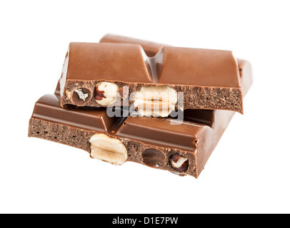 Barrette di cioccolato con noci isolati su sfondo bianco Foto Stock