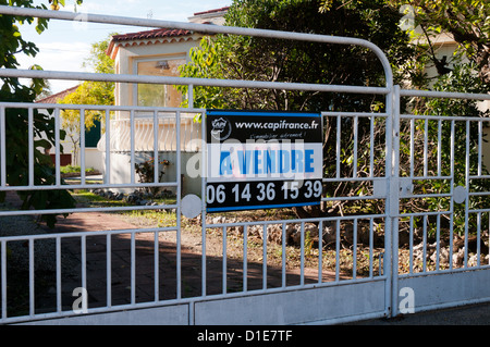 Una per la vendita (A vendre) segno sui cancelli di una villa nel Sud della Francia. Foto Stock